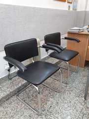 Продам офисные стулья кожаные почти новые 